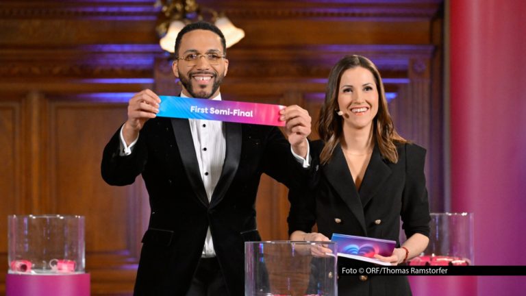 Der Countdown zum 70. ESC hat offiziell begonnen. Mit der von Alexandra Maritza Wachter und Cesár Sampson moderierten Auslosung der Halbfinals stehen nun die Startplätze für die beiden Shows am 12. und 14. Mai fest. An diesen Abenden präsentieren auch Deutschland, Frankreich, Italien, Großbritannien sowie Gastgeber Österreich außer Konkurrenz ihre Beiträge. Foto © ORF/Thomas Ramstorfer