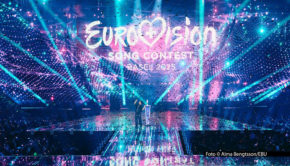 Der Eurovision Song Contest findet im kommenden Jahr zum 70. Mal statt. Neben den Vorbereitungen auf den eigentlichen Wettbewerb gibt’s auch Pläne für eine fiktionale Serie mit ESC-Bezug. In dem Krimi „Eurovision Murder Mystery“ geht’s um den Mord an einer Favoritin. Foto © Alma Bengtsson/EBU