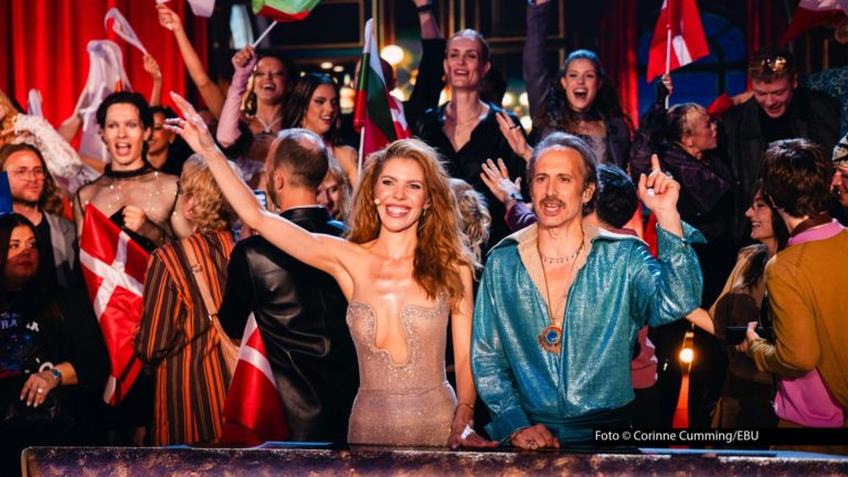 Am 16. Mai steigt das große ESC-Finale 2026. Durch das Spektakel in der Wiener Stadthalle führt das Moderationsduo Victoria Swarovski und Michael Ostrowski. Auch die Startreihenfolge steht mittlerweile fest: Sarah Engels geht für Deutschland bereits als zweiter Act des Abends ins Rennen. Foto © Corinna Cumming/EBU