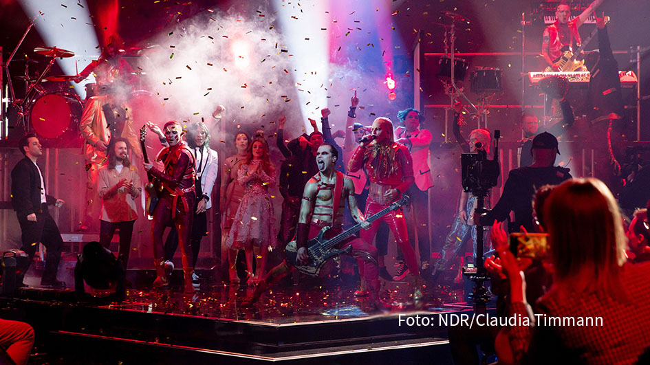 In dieser Woche wird in Liverpool der diesjährige ESC ausgetragen. Für Deutschland tritt die Hamburger Band Lord of the Lost an. Um die Wartezeit zu verkürzen, versorgen ARD und eurovision.de die Nation ab heute mit täglichen Infos unter dem Motto „Alles Eurovision“. Im Ersten läuft um 19:45 Uhr „ESC vor Acht“. (Foto: NDR/Claudia Timmann)