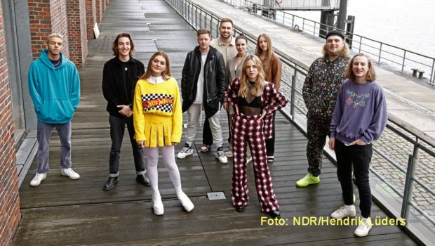 Jeweils direkt vor der „Tagesschau“ präsentiert die ARD in den kommenden beiden Wochen die sechs Vorschläge für den deutschen Beitrag zum Eurovision Song Contest 2022. Zudem gibt’s unter dem Titel „ESC vor acht“ weitere Infos rund um den traditionsreichen Musikwettbewerb. (Foto: NDR/Hendrik Lüders)