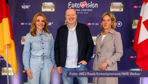 In der Schweizer Botschaft in Berlin stellten Inga Leschek von RTL, Stefan Raab und ARD-Programmdirektorin Christine Strobl die Strategie zum nächsten Eurovision Song Contest vor. Moderatorin der vier Vorentscheid-Shows ist Barbara Schöneberger. (Foto: ARD/Raab Entertainment/Willi Weber)