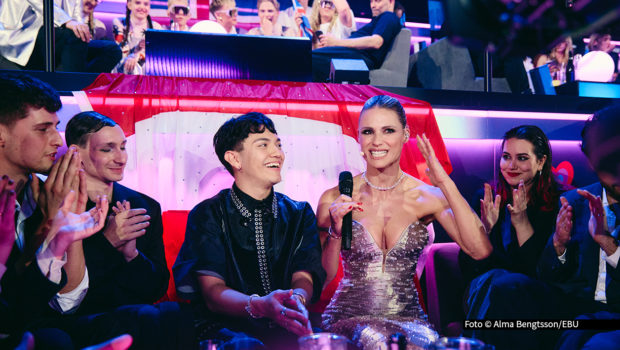 Mit seinem Song „Wasted Love“ sang sich Österreicher JJ am 17. Mai direkt in die Herzen Europas. Beim in Basel ausgetragenen Eurovision Song Contest, moderiert von Michelle Hunziker, Hazel Brugger und Sandra Studer, überzeugte der 24-Jährige das Publikum und sicherte sich den Sieg. Foto © Alma Bengtsson/EBU