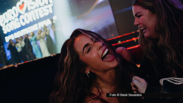 Der Sieg beim deutschen ESC-Vorentscheid am Samstagabend fühlte sich für Sarah Engels und ihr Team zunächst eher surreal an. „Wir haben kaum geschlafen und stattdessen die ganze Nacht gefeiert“. Mit Riesenschritten geht’s nun Richtung Wien. Am 16. Mai ist der entscheidende Tag. (Foto © Basti Sevastos)