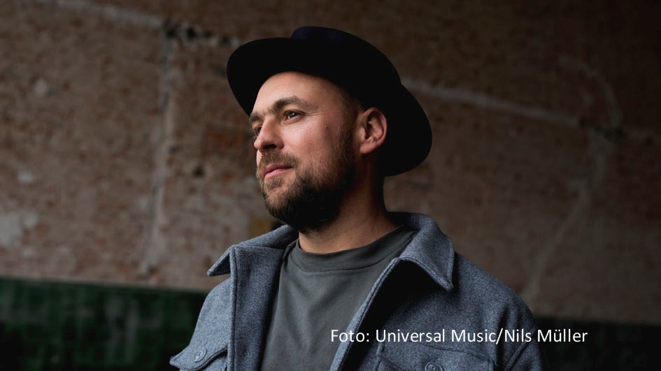 Acht der neun Acts, die sich am 16. Februar beim deutschen Vorentscheid um einen Startplatz für den Eurovision Song Contest in Malmö bewerben, stehen jetzt fest. Mit dabei ist auch Singer-Songwriter Max Mutzke, der vor 20 Jahren schon einmal erfolgreich am ESC teilnahm. (Foto: Universal Music/Nils Müller)