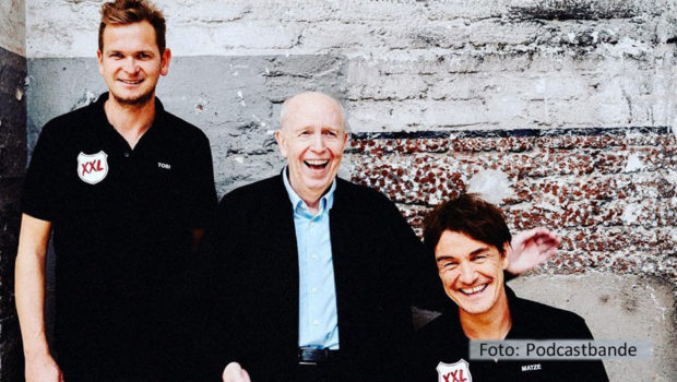 Die Fußball-Podcaster Tobias Holtkamp, Reiner Calmund und Matze Knop haben ihre Sommerpause für eine Sonderausgabe von „Echte Champions XXL“ unterbrochen. Darin geht’s u.a. um die Fußball-WM der Frauen, die Söhne von Hertha-Trainer Pál Dárdai und das „Battle of the Socials“. (Foto: Podcastbande)