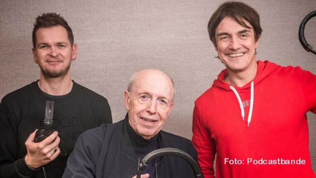 Die Auftakt-Niederlage der DFB-Elf bei der Fußball-Weltmeisterschaft sorgt für lebhafte Diskussionen. Auch Tobias Holtkamp, der aus Katar zugeschaltete Reiner Calmund und Matze Knop widmen sich dem Thema ausführlich im Fußball-Podcast „Echte Champions XXL“. (Foto: Podcastbande)