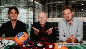 Das Bundesliga-Gipfeltreffen zwischen Leverkusen und München wird mit Spannung erwartet Auch die Fußball-Podcaster Matze Knop, Reiner Calmund und Tobias Holtkamp liefern in der neuen Folge von „Echte Champions XXL“ eine Einstimmung auf die Partie der beiden Top-Teams. (Foto: Podcastbande)