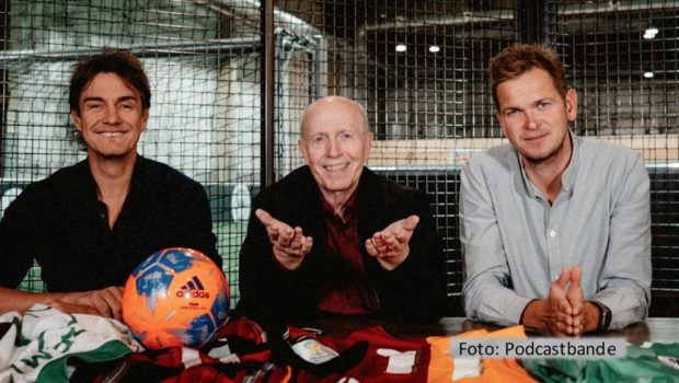 Das Bundesliga-Gipfeltreffen zwischen Leverkusen und München wird mit Spannung erwartet Auch die Fußball-Podcaster Matze Knop, Reiner Calmund und Tobias Holtkamp liefern in der neuen Folge von „Echte Champions XXL“ eine Einstimmung auf die Partie der beiden Top-Teams. (Foto: Podcastbande)