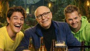 Sie sind Fußball-Podcaster, holt sie hier raus! Matze Knop, Reiner Calmund und Tobias Holtkamp kommen in der neuen Ausgabe von „Echte Champions XXL“ nicht um einen Blick auf das Geschehen im RTL-„Dschungelcamp“ herum. Außerdem geht’s u.a. um die Beraterschelte von Berater Sammer. (Foto © Podcastbande)