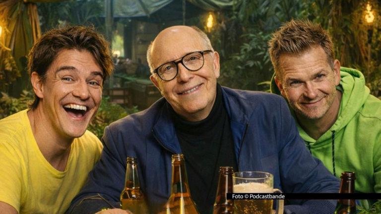 Sie sind Fußball-Podcaster, holt sie hier raus! Matze Knop, Reiner Calmund und Tobias Holtkamp kommen in der neuen Ausgabe von „Echte Champions XXL“ nicht um einen Blick auf das Geschehen im RTL-„Dschungelcamp“ herum. Außerdem geht’s u.a. um die Beraterschelte von Berater Sammer. (Foto © Podcastbande)