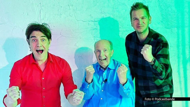 Zwei Monate Sommerpause sind genug! Rechtzeitig zum Wochenende mit DFB-Pokal und Supercup steigen die Fußball-Podcaster Matze Knop, Reiner Calmund und Tobias Holtkamp wieder ins Geschehen ein. In „Echte Champions XXL“ geht’s u.a. um die Zukunft von Nationalspieler Nick Woltemade. Foto © Podcastbande