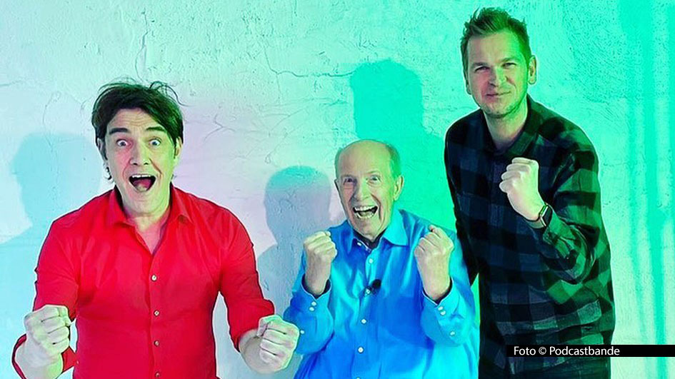 Zwei Monate Sommerpause sind genug! Rechtzeitig zum Wochenende mit DFB-Pokal und Supercup steigen die Fußball-Podcaster Matze Knop, Reiner Calmund und Tobias Holtkamp wieder ins Geschehen ein. In „Echte Champions XXL“ geht’s u.a. um die Zukunft von Nationalspieler Nick Woltemade. Foto © Podcastbande