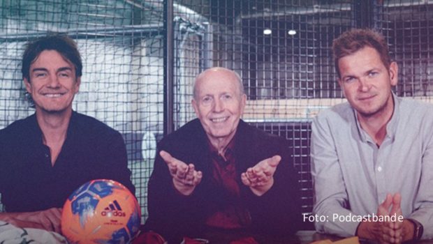 Voller Spannung blicken die Fußball-Podcaster Matze Knop, Reiner Calmund und Tobias Holtkamp in der neuen Folge von „Echte Champions XXL“ auf das spannende Finale der Bundesligasaison. Erstmals seit 2012 könnte Borussia Dortmund den Titel holen und den Abonnement-Meister Bayern München entthronen. (Foto: Podcastbande)