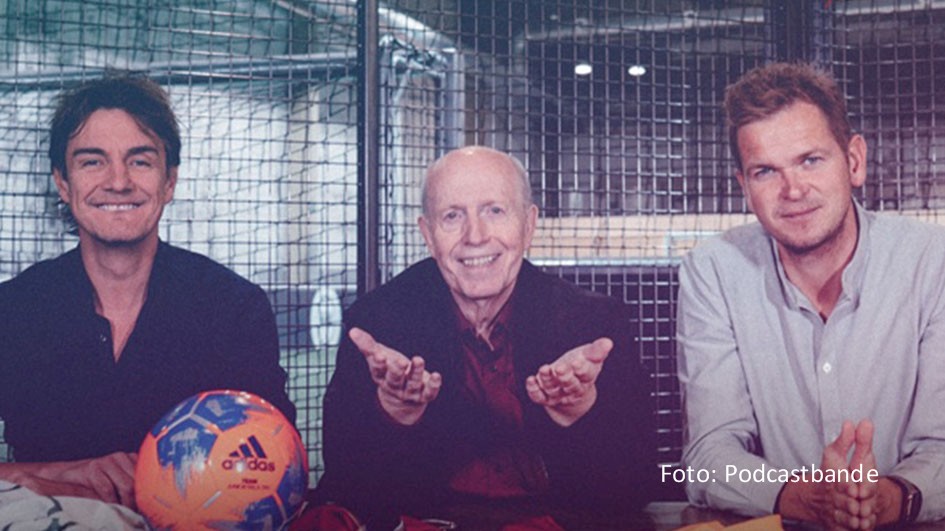 Voller Spannung blicken die Fußball-Podcaster Matze Knop, Reiner Calmund und Tobias Holtkamp in der neuen Folge von „Echte Champions XXL“ auf das spannende Finale der Bundesligasaison. Erstmals seit 2012 könnte Borussia Dortmund den Titel holen und den Abonnement-Meister Bayern München entthronen. (Foto: Podcastbande)