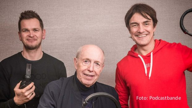 In einer neuen Folge des Fußball-Podcasts „Echte Champions XXL“ analysieren Tobias Holtkamp, Reiner Calmund und Matze Knop das spannende Geschehen in der Bundesliga. Sie finden aber auch nachdenkliche Worte im Gedenken an den unlängst verstorbenen Weltmeister Andreas Brehme. (Foto: Poccastbande)