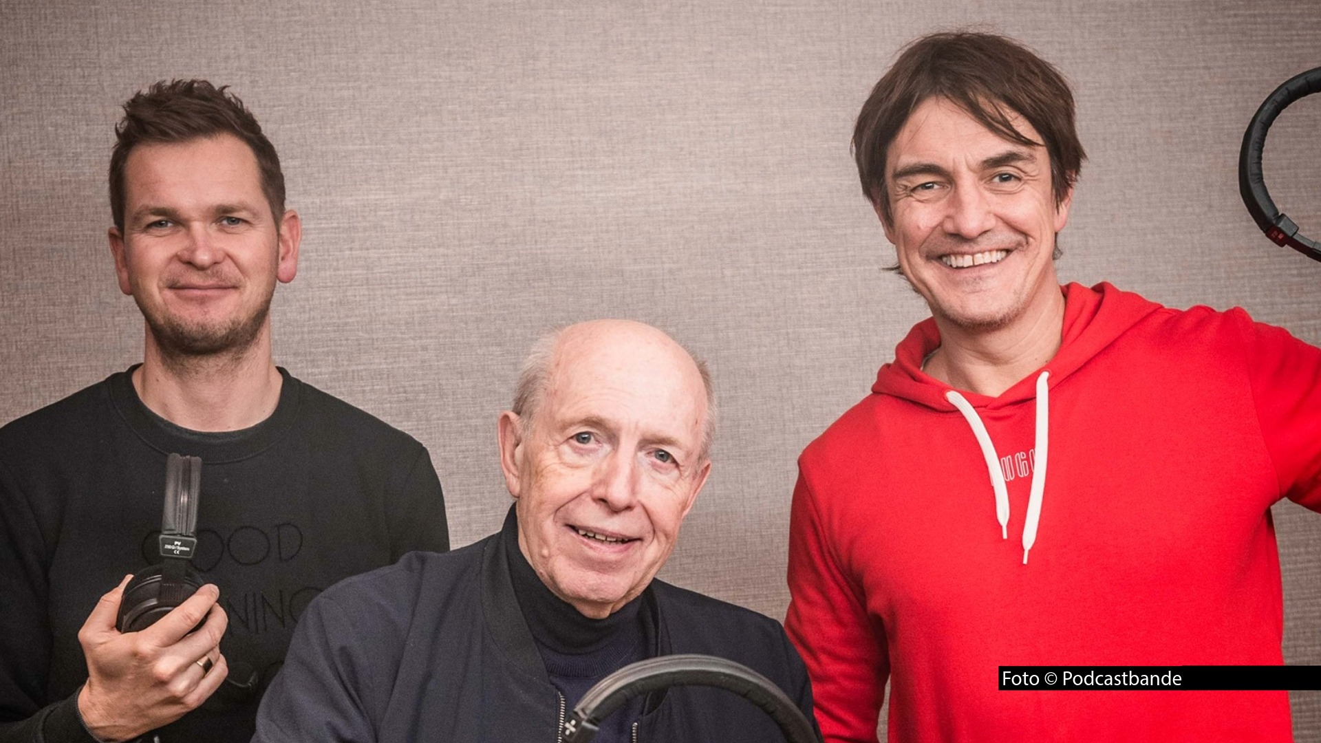 Der von Bundestrainer Nagelsmann benannte WM-Kader sorgt für reichlich Diskussionsstoff – auch bei den Fußball-Podcastern Tobias Holtkamp, Reiner Calmund und Matze Knop. In der neuen Folge von „Echte Champions XXL“ widmen sie sich u.a. dem Comeback von Routinier Manuel Neuer. (Foto © Podcastbande)