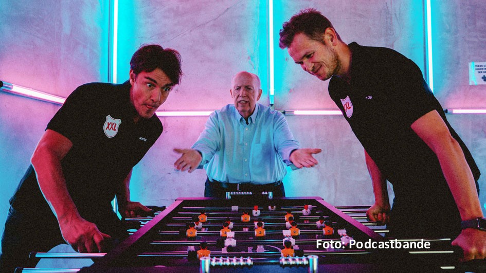 Es gibt nur einen Rudi Völler, aber insgesamt drei „Echte Champions XXL“: Für Matze Knop, Reiner Calmund und Tobias Holtkamp ist der Trainerwechsel bei der deutschen Fußball-Nationalmannschaft natürlich ein großes Thema in der aktuellen Folge ihres Podcasts. (Foto: Podcastbande)