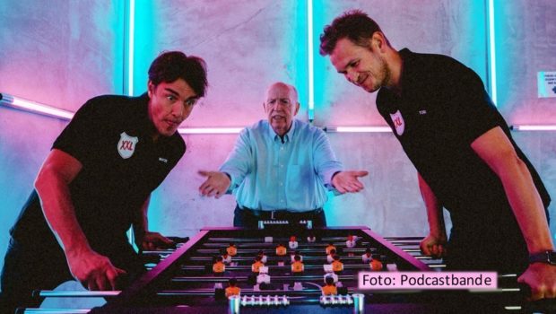 Zwei Tage vor dem Bundesliga-Finale gibt’s für die Fußball-Podcaster Matze Knop, Reiner Calmund und Tobias Holtkamp jede Menge zu besprechen. Neben dem Abstiegskampf im Oberhaus stehen u.a. auch der deutsche EM-Kader und die Trainersuche bei Bayern München auf dem Themenplan. (Foto: Podcastbande)