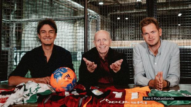 Die Fußball-Podcaster Matze Knop, Reiner Calmund und Tobias Holtkamp blicken in „Echte Champions XXL“ u.a. auf das anstehende Viertelfinale in der Nations League. Darüber hinaus geht’s um ein weiteres deutsch-italienische Fußballereignis, das sozusagen auf heiligem Boden stattfindet.