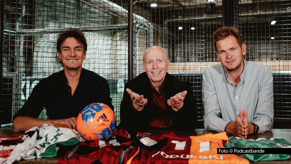 Die Fußball-Podcaster Matze Knop, Reiner Calmund und Tobias Holtkamp blicken in „Echte Champions XXL“ u.a. auf das anstehende Viertelfinale in der Nations League. Darüber hinaus geht’s um ein weiteres deutsch-italienische Fußballereignis, das sozusagen auf heiligem Boden stattfindet.