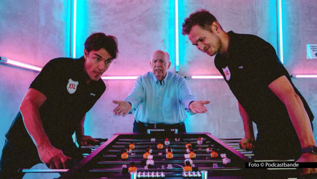 Die Fußball-Podcaster Matze Knop, Reiner Calmund und Tobias Holtkamp küren zum Ausklang der Bundesliga-Spielzeit 2024/25 ihre Helden der Saison. Darüber hinaus geht’s bei „Echte Champions XXL“ u.a. auch um das anstehende DFB-Pokalfinale, die Relegation und „Callis“ Tournee. Foto © Podcastbande