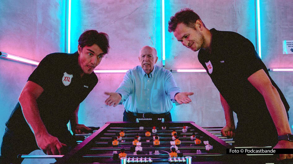 Die Fußball-Podcaster Matze Knop, Reiner Calmund und Tobias Holtkamp küren zum Ausklang der Bundesliga-Spielzeit 2024/25 ihre Helden der Saison. Darüber hinaus geht’s bei „Echte Champions XXL“ u.a. auch um das anstehende DFB-Pokalfinale, die Relegation und „Callis“ Tournee. Foto © Podcastbande
