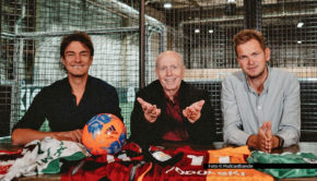 Die Fußball-Podcaster Matze Knop, Reiner Calmund, Tobias Holtkamp widmen sich in der neuen Folge von „Echte Champions XXL“ u.a. der neu aufgeflammten Diskussion um Manuel Neuer. Soll der Torwart-Routinier nach zuletzt starken Leistungen doch noch in die DFB-Elf zurückkehren?