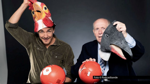 Seit Jahren sind Matze Knop und Reiner Calmund Kollegen im Fußball-Podcast „Echte Champions XXL“, von dem jetzt eine neue Episode erschienen ist. Am 19. September gibt’s die beiden in der Talkshow „Riverboat“ im MDR Fernsehen auch zu sehen: Knop als Moderator und Calmund als Gast. Foto: Podcastbande