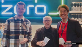 Fußball-Podcast aus dem Fußball-Stadion: Tobias Holtkamp, Reiner Calmund und Matze Knop haben die jüngste Episode von „Echte Champions XXL“ in der Sinsheimer PreZero Arena aufgenommen, in der der Bundesligist TSG Hoffenheim seine Heimspiele austrägt. (Foto: Tim Hartelt)