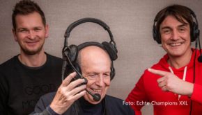 Auch für die Fußball-Podcaster Tobias Holtkamp, Reiner Calmund und Matze Knop ist die Sommerpause beendet. In der neuen Folgen von „Echte Champions XXL“ blicken sie auf die neue Bundesliga-Saison, die am 18. August offiziell eröffnet wird. (Foto: Echte Champions XXL)