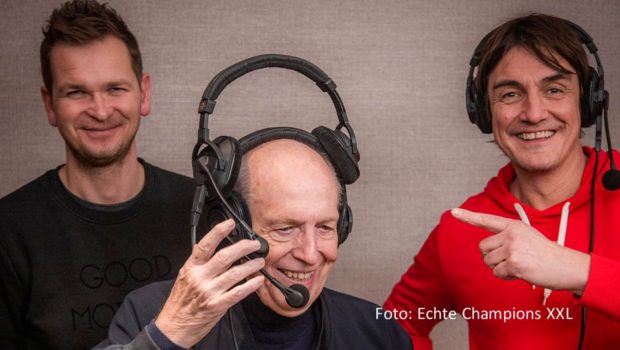 Auch für die Fußball-Podcaster Tobias Holtkamp, Reiner Calmund und Matze Knop ist die Sommerpause beendet. In der neuen Folgen von „Echte Champions XXL“ blicken sie auf die neue Bundesliga-Saison, die am 18. August offiziell eröffnet wird. (Foto: Echte Champions XXL)