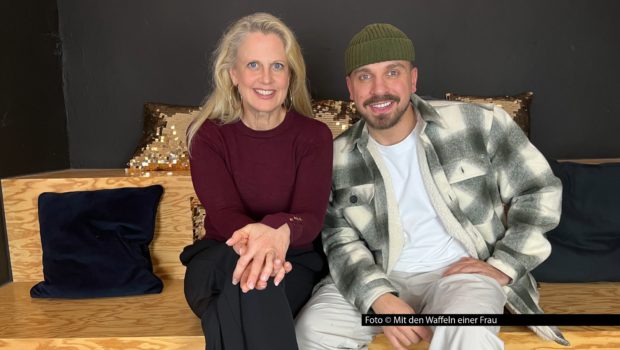 Im barba radio-Studio gab‘s diese Woche wieder prominenten Besuch. Schauspieler Edin Hasanović war in Barbara Schönebergers Podcast „Mit den Waffeln einer Frau“ zu Gast. Der „Tatort“-Darsteller spricht darin über seine Liebe zu Gelee-Bananen und erklärt, warum er Action-Stunts am liebsten selbst macht. Foto © Mit den Waffeln einer Frau