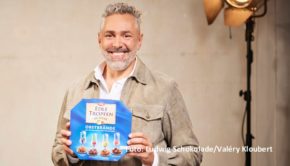 Starkoch und Entertainer Roland Trettl wird neuer Markenbotschafter für die Pralinen-Spezialität „Edle Tropfen in Nuss“. Damit tritt er die Nachfolge von Schauspieler Sky du Mont an, der zuvor 16 Jahre lang das Gesicht der Werbekampagne war. Ab dem 13. März sind beide gemeinsam in einem TV-Spot zu sehen. (Foto: Ludwig Schokolade/Valéry Kloubert)