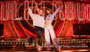 In einer neuen Folge des Video-Podcasts „Egli Extrem“ wagt sich Gastgeberin und Schlagersängerin Beatrice Egli mit Sarah Engels in luftige Höhe. Neben der mutigen Aktion am Schwebeseil sprechen die beiden Frauen anschließend über Privat- und Berufsleben, Träume und Selbstzweifel. (Foto: Mein Herz schlägt Schlager/Hannah Leitsch)