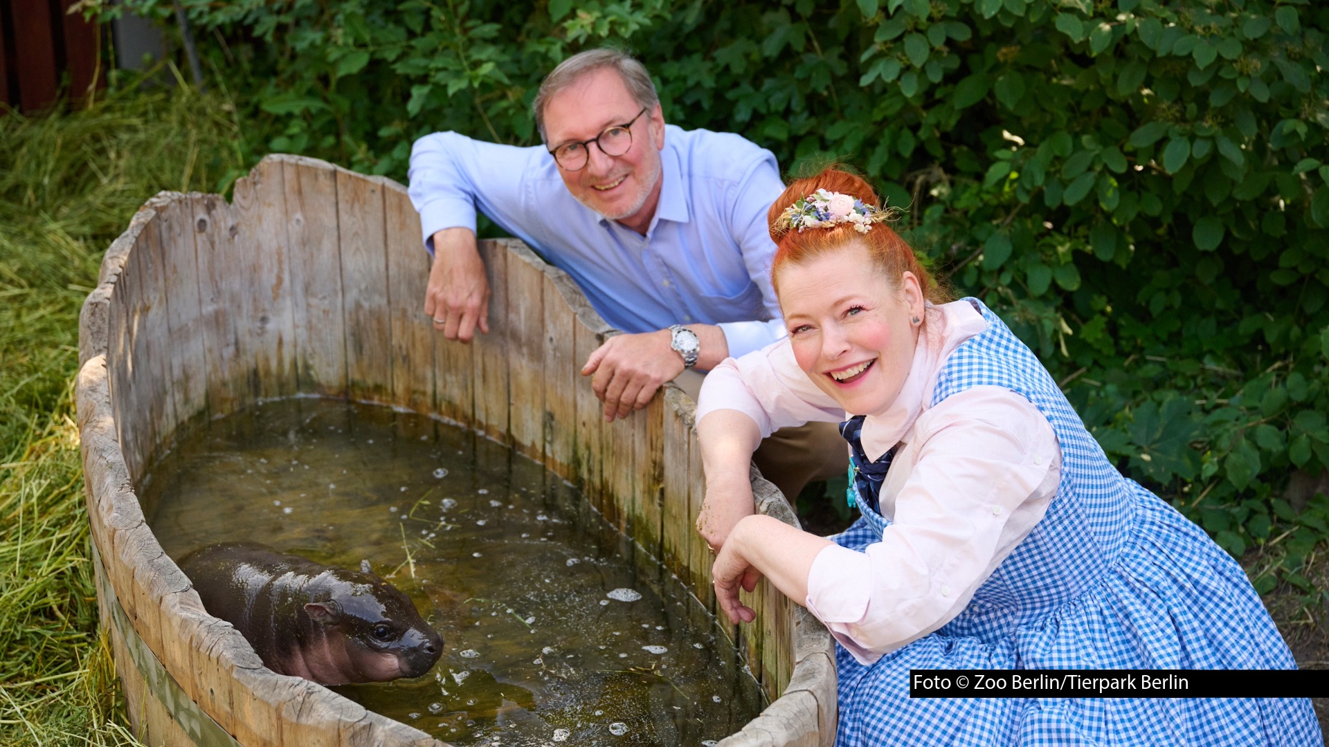 Der Berliner Zoo hat am 9. Mai Nachwuchs bekommen. Das kleine Zwergflusspferd trägt ab sofort den Namen Brötchen. Die Ehrenpatenschaft für das Jungtier übernimmt „Das große Backen“-Moderatorin Enie van de Meiklokjes.