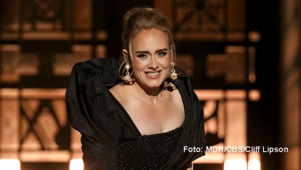 Zur Veröffentlichung von „30“, dem neuen Album des englischen Superstars, strahlt Das Erste am 4. Dezember den Konzertmitschnitt „Ein Abend mit Adele“ aus. Vorab führte ARD-Moderator Sven Lorig mit der Sängerin das einzige TV-Interview für den deutschsprachigen Raum. (Foto: MDR/CBS/Cliff Lipson)