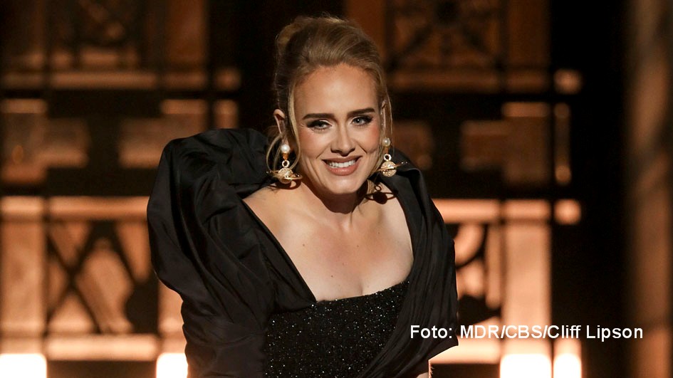 Zur Veröffentlichung von „30“, dem neuen Album des englischen Superstars, strahlt Das Erste am 4. Dezember den Konzertmitschnitt „Ein Abend mit Adele“ aus. Vorab führte ARD-Moderator Sven Lorig mit der Sängerin das einzige TV-Interview für den deutschsprachigen Raum. (Foto: MDR/CBS/Cliff Lipson)