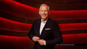 Johannes B. Kerner freut sich ganz speziell auf diese Sendung: Am 6. Dezember zeigt das ZDF zum 25. Mal die TV-Spendengala „Ein Herz für Kinder“. Zu den prominenten Unterstützern des Abends zählen u.a. Sandra Maischberger, Lars Klingbeil, Dunja Hayali und Wladimir Klitschko. Foto © ZDF/Christoph Neumann