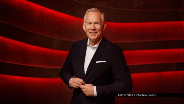 Johannes B. Kerner freut sich ganz speziell auf diese Sendung: Am 6. Dezember zeigt das ZDF zum 25. Mal die TV-Spendengala „Ein Herz für Kinder“. Zu den prominenten Unterstützern des Abends zählen u.a. Sandra Maischberger, Lars Klingbeil, Dunja Hayali und Wladimir Klitschko. Foto © ZDF/Christoph Neumann