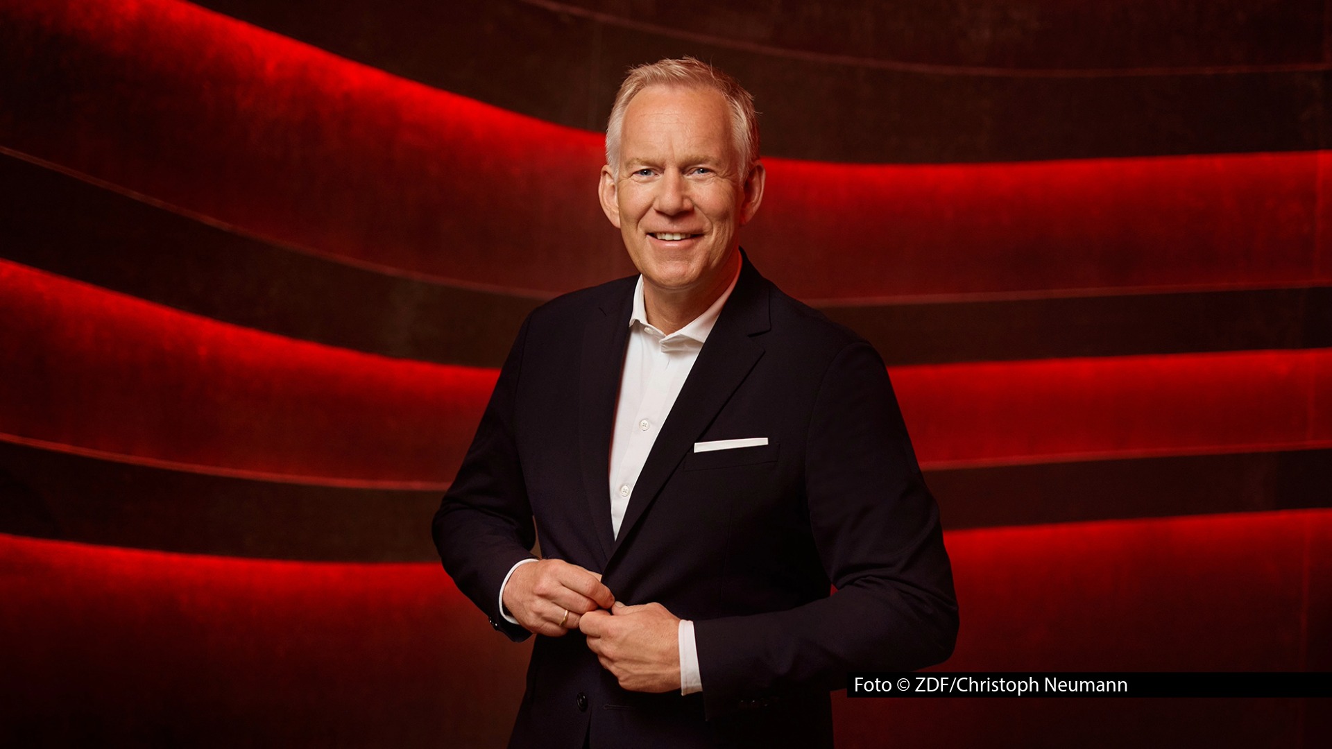 Johannes B. Kerner freut sich ganz speziell auf diese Sendung: Am 6. Dezember zeigt das ZDF zum 25. Mal die TV-Spendengala „Ein Herz für Kinder“. Zu den prominenten Unterstützern des Abends zählen u.a. Sandra Maischberger, Lars Klingbeil, Dunja Hayali und Wladimir Klitschko. Foto © ZDF/Christoph Neumann