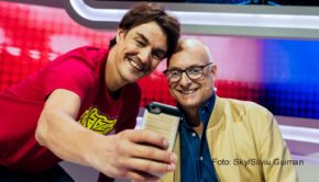 Ein Best-of der Sport-Comedyshow „Eine Liga für sich – Buschis Sechserkette“, in der auch Matze Knop zum festen Team um Gastgeber Frank Buschmann gehört, steht am heutigen 13. Dezember bei Sky One auf dem Programmplan. Gezeigt werden Highlights aus den bisherigen fünf Staffeln. (Foto: Sky/Silviu Guiman)