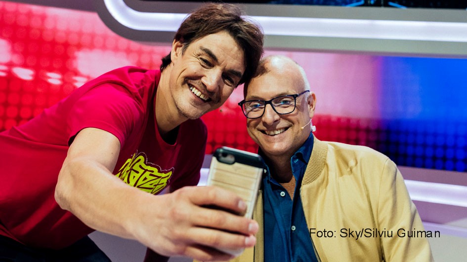 Ein Best-of der Sport-Comedyshow „Eine Liga für sich – Buschis Sechserkette“, in der auch Matze Knop zum festen Team um Gastgeber Frank Buschmann gehört, steht am heutigen 13. Dezember bei Sky One auf dem Programmplan. Gezeigt werden Highlights aus den bisherigen fünf Staffeln. (Foto: Sky/Silviu Guiman)