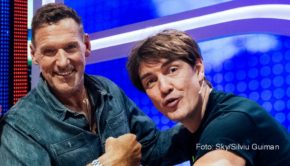 Zum Kräftemessen in den Quizrunden und Sportspielen der Sky-Show „Eine Liga für sich – Buschis Sechserkette“ gibt sich heute u.a. Schauspieler und Wahlamerikaner Ralf Moeller die Ehre. Zu Frank Buschmanns Stammbesetzung gehören Matze Knop und Panagiota Petridou. (Foto: Sky/Silviu Guiman)