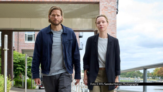 Der erste Film der potenziellen Krimi-Reihe „Einsatz Seeler – Ein Lübeck-Krimi“ läuft am 20. Januar bei RTL. Sebastian Ströbel spielt einen Streetworker und ehemaligen Polizisten, der sich in die Ermittlungen einer von Friederike Linke gespielten Kommissarin einmischt. Foto © RTL/Sandra Hoever Photography