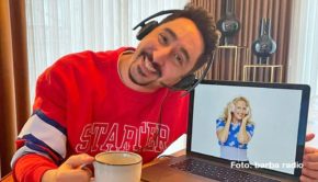 Rapper und Musikproduzent Eko Fresh ist in der aktuellen Ausgabe von Barbara Schönebergers Podcast „Mit den Waffeln einer Frau“ zu Gast. Darin spricht er u.a. auch über die Bedeutung der Tätowierung mit seinem eigenen Namen, die seine Brust ziert. (Foto: barba radio)