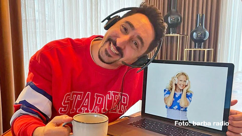 Rapper und Musikproduzent Eko Fresh ist in der aktuellen Ausgabe von Barbara Schönebergers Podcast „Mit den Waffeln einer Frau“ zu Gast. Darin spricht er u.a. auch über die Bedeutung der Tätowierung mit seinem eigenen Namen, die seine Brust ziert. (Foto: barba radio)
