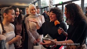 Die Fußball-Dokumentation „Elf Mal Morgen“, die zum offiziellen Kulturprogramm der Fußball-EM gehört, feierte am 21. Februar bei der Berlinale Premiere. Als Patin eines Bonner-Mädchenteams, das in dem Kompilationsfilm porträtiert wird, war auch Schauspielerin Meltem Kaptan zu Gast. (Foto: ZDF, Screenshot)