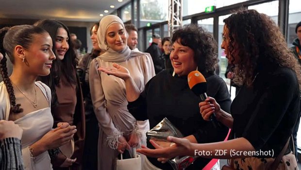 Die Fußball-Dokumentation „Elf Mal Morgen“, die zum offiziellen Kulturprogramm der Fußball-EM gehört, feierte am 21. Februar bei der Berlinale Premiere. Als Patin eines Bonner-Mädchenteams, das in dem Kompilationsfilm porträtiert wird, war auch Schauspielerin Meltem Kaptan zu Gast. (Foto: ZDF, Screenshot)