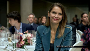 Die achtteilige Thriller-Serie „Elixir – The Pain Killers“ mit u.a. Hanna Verboom feiert ab dem 26. Oktober ihre lineare Premiere im deutschen Free-TV bei ZDFneo. Es geht um einen Medikamenten-Skandal, für den ein Familienunternehmen aus Limburg verantwortlich gemacht wird. Foto © ZDF/Mark de Blok